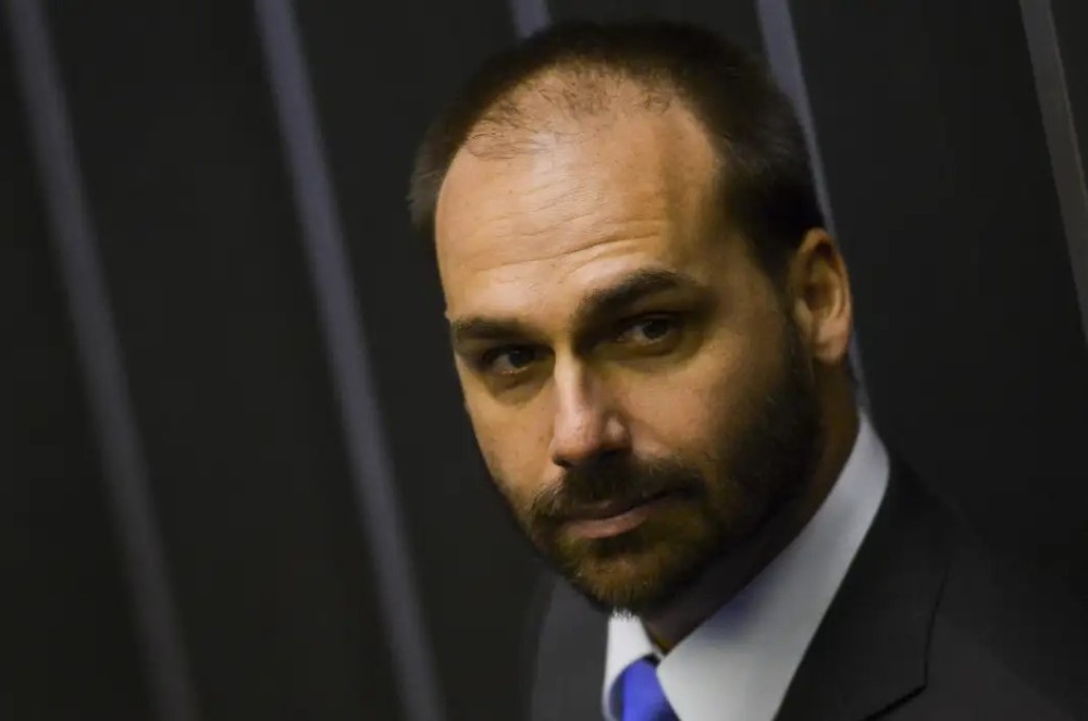Ministério da Justiça demite Eduardo Bolsonaro por abandono de cargo