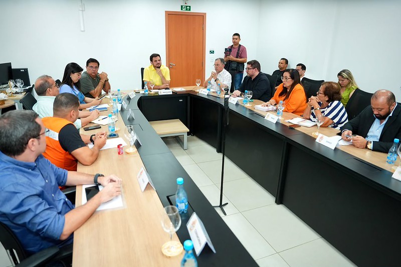 Prefeito Renato Junior reúne com comitê de crise climática para enfrentar os impactos da fumaça e coloca Manaus em estado de atenção