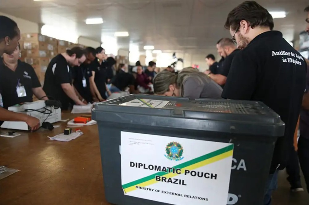 Quase 1 milhão de brasileiros no exterior poderão votar nas eleições