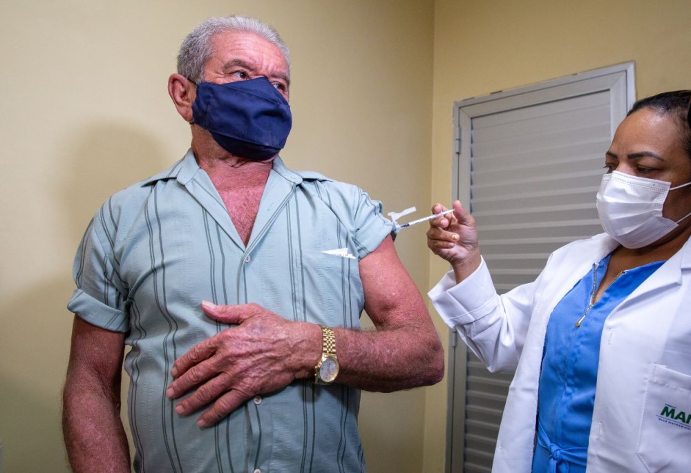 Prefeitura de Manaus amplia oferta da vacinação contra pneumonia para idosos a partir de 85 anos