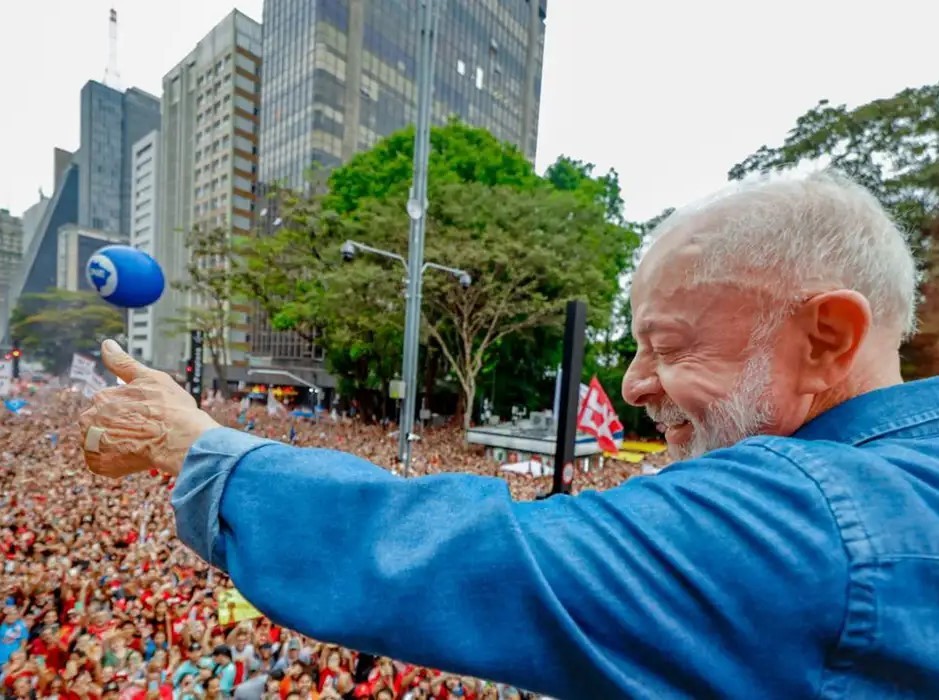 Ato pela reeleição de Lula leva milhares à Avenida Paulista