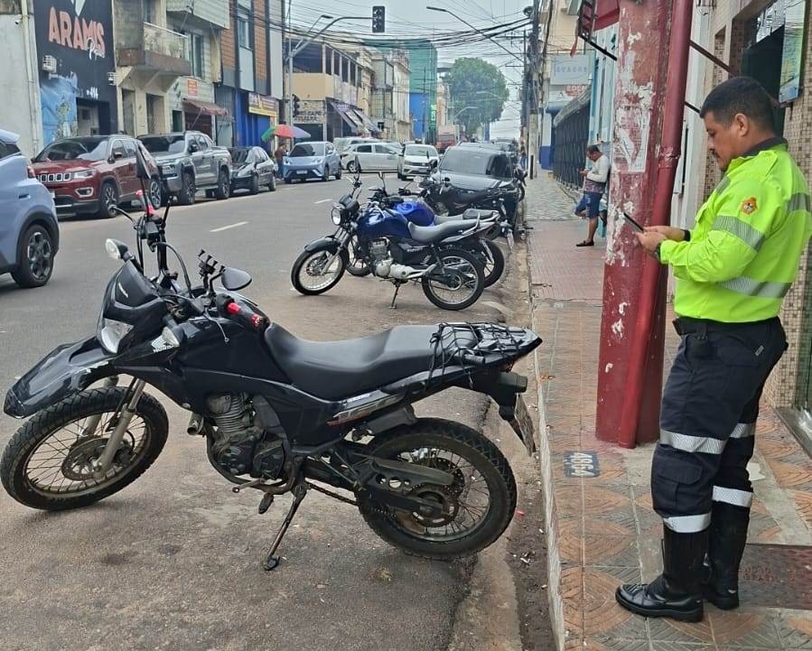 Fiscalização da Prefeitura de Manaus flagra irregularidades no estacionamento de veículos no Centro