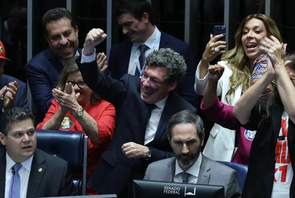 Senado aprova fim da escala 6x1 e redução da jornada de trabalho