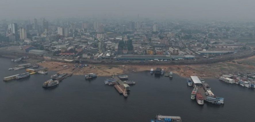 Fumaça proveniente de outros municípios e estados tomou conta de Manaus