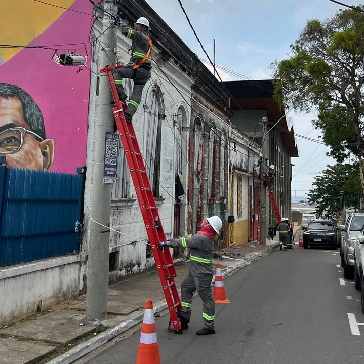 Prefeitura inicia nova etapa de combate à poluição visual com ordenamento de fios e cabos no Centro