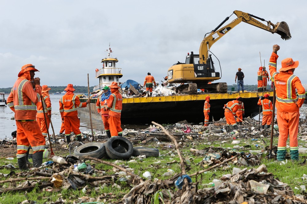 Prefeitura mobiliza 500 trabalhadores e intensifica limpeza na orla de Manaus
