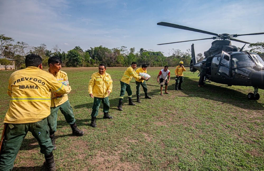 Incêndios deixam famílias indígenas sem alimentos e Ibama apoia entrega de cestas básicas no Amazonas