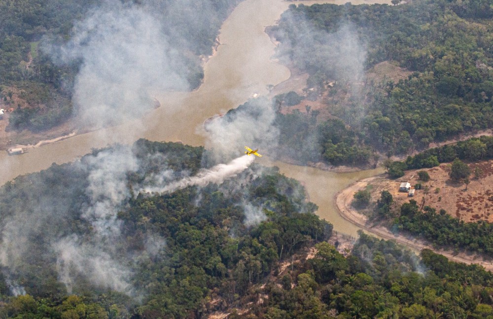 Combate aos incêndios no Amazonas supera 1,8 milhão de litros de água lançados