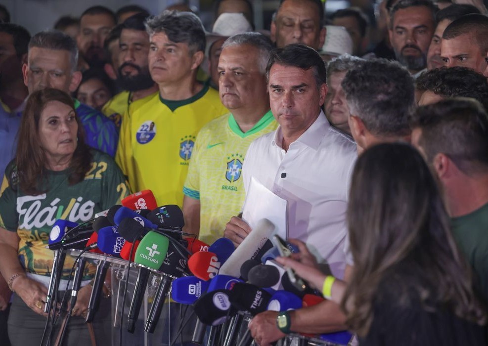 Moraes manda Flávio entregar passaporte e o proíbe de deixar o país